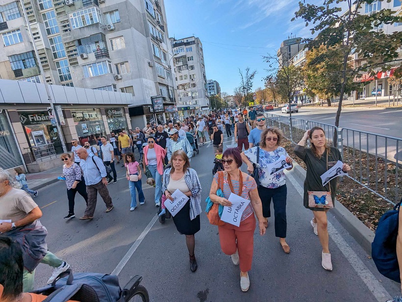 Близо 200 варненци излязоха на протест срещу отмяна на машинното гласуване (СНИМКИ)