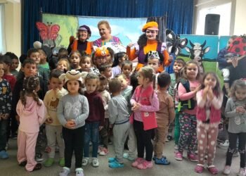 Спектакълът “Цветна Палитра” усмихна децата от Суворово и Вълчи дол