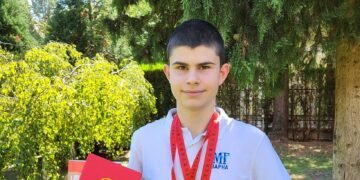 Ученик от МГ - Варна с награда за успехите си през миналта учебна година
