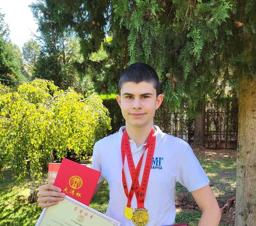 Ученик от МГ - Варна с награда за успехите си през миналта учебна година