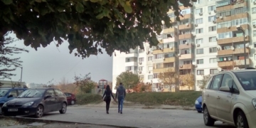 Жители на кв. "Кайсиева градина" осъмнаха с разлята червена боя върху автомобилите си