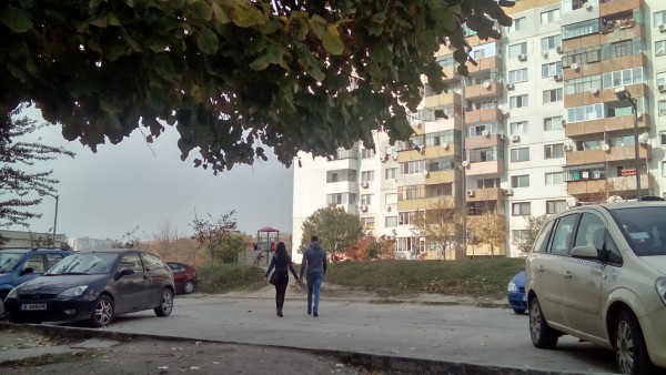 Жители на кв. "Кайсиева градина" осъмнаха с разлята червена боя върху автомобилите си