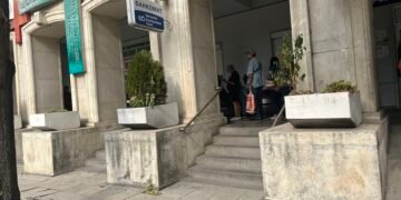 Десетки варненци чакат от ранни зори пред ДКЦ 1, за да си поставят ваксина срещу COVID