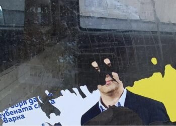 Автомобили във Варна осъмнаха с лепенки на един от кандидатите за кмет