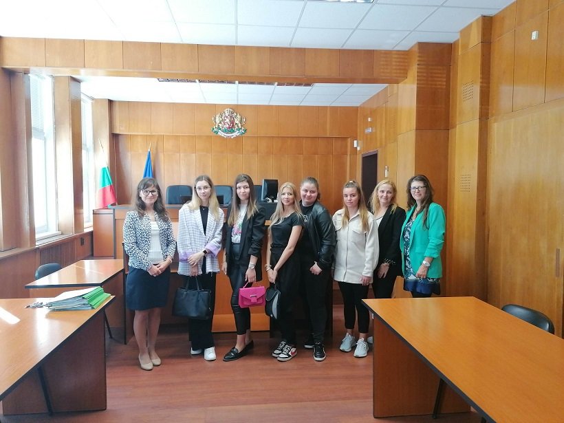Студенти се срещнаха с граждански и наказателен съдии от Окръжен съд – Варна и дискутираха с тях правни въпроси