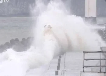 Вълни над 5 метра по Черноморието в неделя