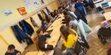 Шестокласници от ОУ “Патриарх Евтимий” изработиха сувенири за благотворителен базар в подкрепа на Мелис