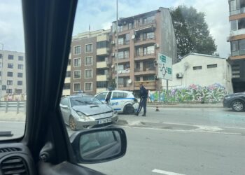Дрогиран помете патрулка по бул. “Левски”, двама полицаи от КАТ Варна са в болница
