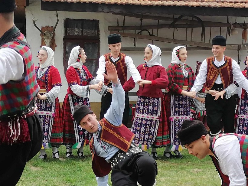 Съборът „Дюлино кани приятели“ събра фолклорни формации от три области – Варна, Добрич и Бургас