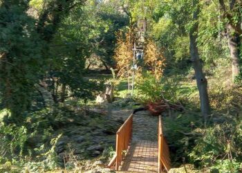 Вандали не пощадиха и мостчето на желанията в Морската градина
