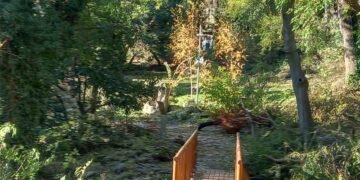 Вандали не пощадиха и мостчето на желанията в Морската градина