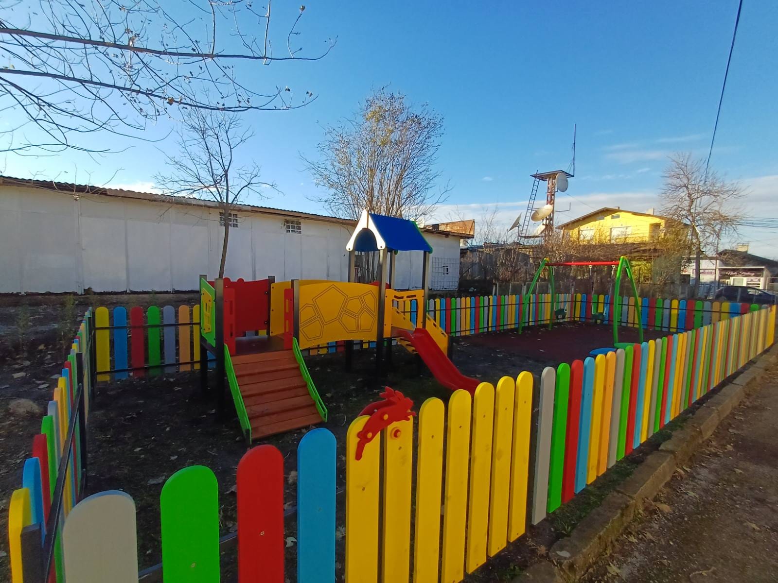 Изцяло нов детски кът за игра за деца бе открит в село Тополи