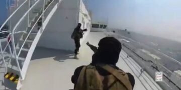 Бунтовниците хути отвлякоха кораб в Червено море с български капитан (ВИДЕО)