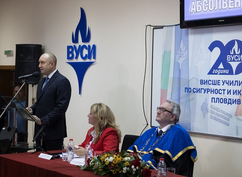 Президентът: България се нуждае от подготвени хора, които разбират и могат да управляват сложните процеси в националната сигурност и икономиката