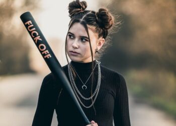 Баща поиска ограничителна заповед за бивша тъща, счупила точилка в главата на дъщеря му! И девойката не е „цвете за мирисане“!