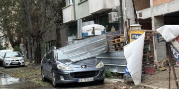 Продължава отстраняването на последиците от урагана във Варна