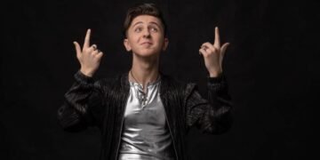 Само на 15: Максим Ялнъзов – от Дисни през бродуейските мюзикъли до уникалната авторска балада „Все по-далеч“