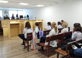 Ученици от училище „Константин Арабаджиев“ бяха на образователно посещение в Районен съд – Варна