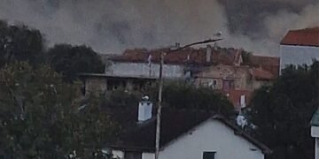 Сухи треви и отпадъци горят в района на пътя Варна - Белослав