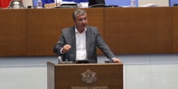 Стойнев към управляващите: Правите закон за едни пари от ЕС, но хората ще плащат високите сметки за ток