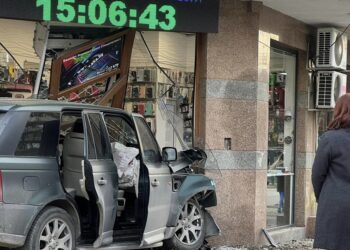 Автомобил се заби в магазин във Варна