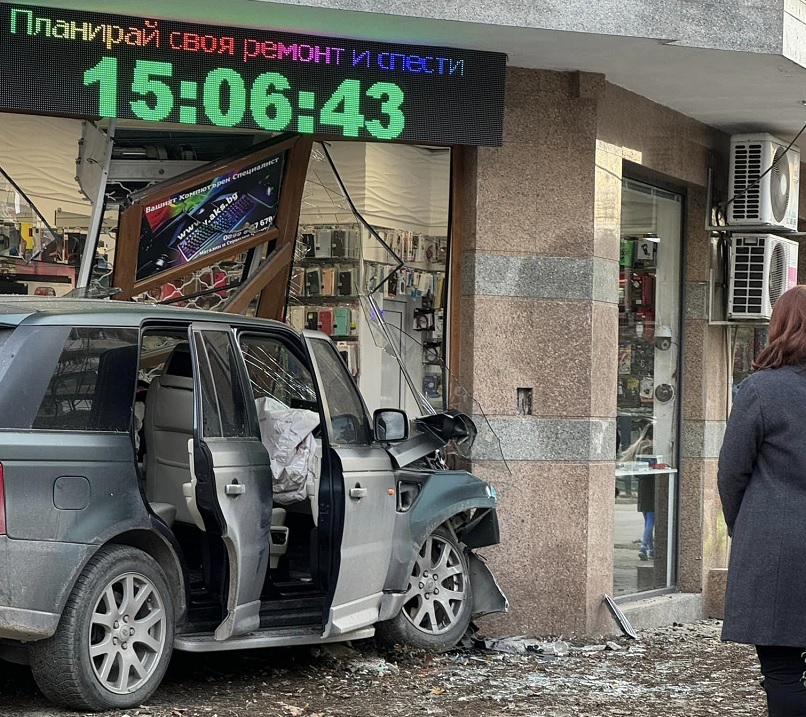 Автомобил се заби в магазин във Варна