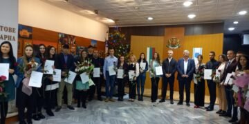 Кметът и председателят на Общинския съвет във Варна връчиха награди на изявени млади учители и студенти (ВИДЕО и СНИМКИ)