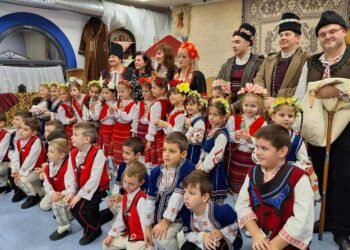 Сълзи от радост и вълнение по време на „Бъдни вечер“ и „Коледуване“ в ДГ №10 „Карамфилче“