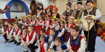 Сълзи от радост и вълнение по време на „Бъдни вечер“ и „Коледуване“ в ДГ №10 „Карамфилче“