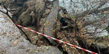 Ограничават частично движението по Крайбрежната алея заради свлачището около Рибарския плаж (ВИДЕО и СНИМКИ)