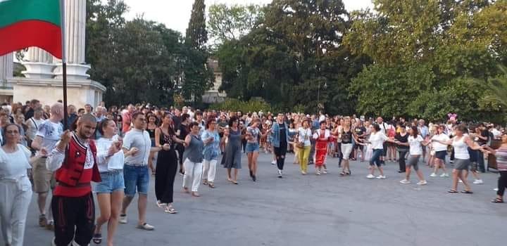 Спират хорото до Слънчевия часовник? От община Варна отричат да е вярно