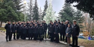 Коледната украса във ВВМУ „Н. Й. Вапцаров“ грейна