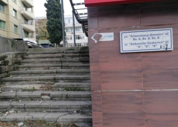 Опасни стълби в центъра на Варна застрашават пешеходци