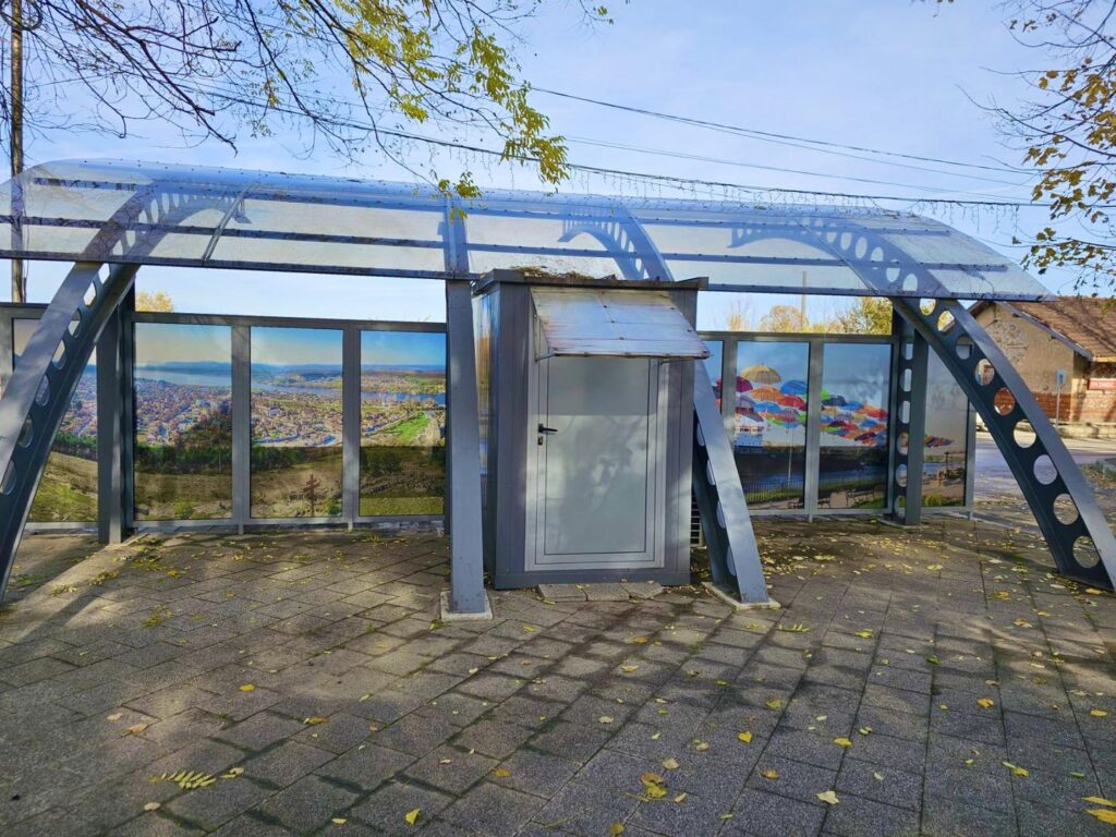 Централната спирка в Белослав с красиви картини (СНИМКИ)