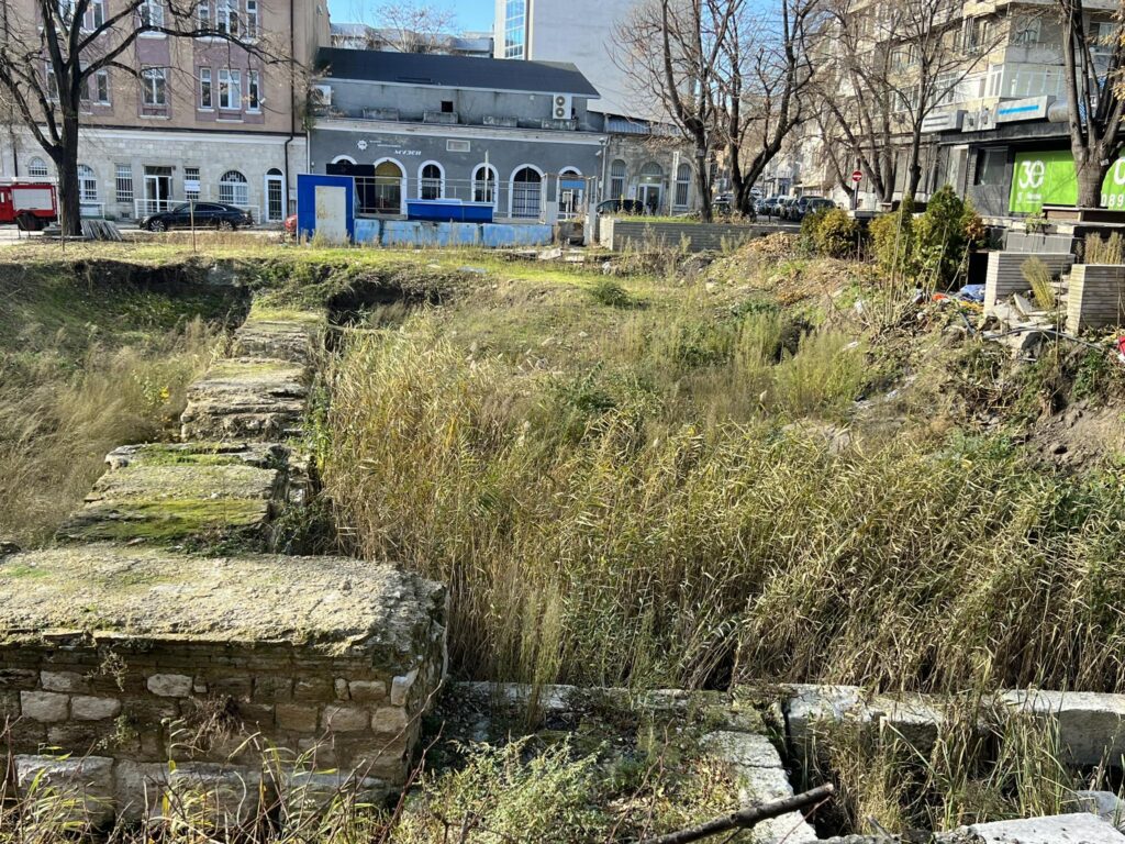 Варненци за археологията на ул. "Цар Симеон": Дойдоха, разкопаха и си заминаха! (СНИМКИ)