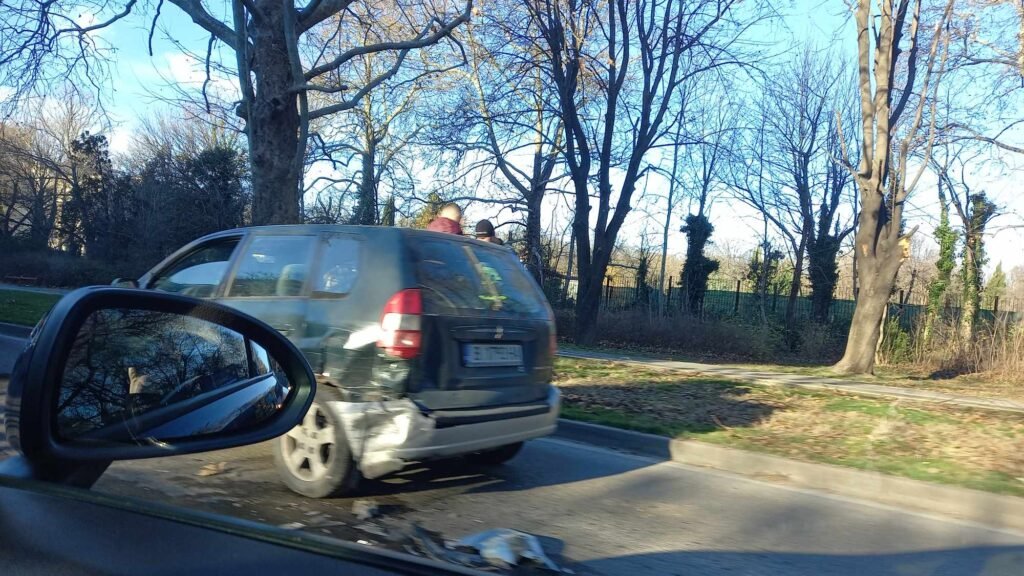 Верижна катастрофа затруднява движението по бул. "Владислав Варненчик" във Варна