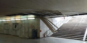 Част от тавана на централния подлез във Варна пред разпадане