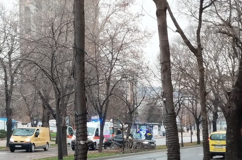 Дрогиран шофьор самокатастрофира в центъра на Варна! 34-годишен мъж е ранен