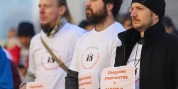 Разведени родители настояват за равни права при отглеждането на децата си