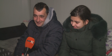 Самотен баща живее от 2 години във фургон с детето си