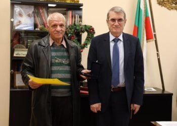 Фелдшерът изродил бебе в линейка с награда „Посланик на живота“