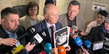 БСП: Незабавна оставка за политиците от ДБ, яли торти с нарязания Паметник на Съветската армия