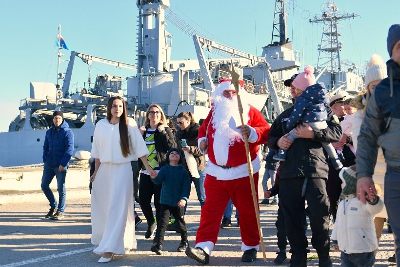 Дядо Коледа пристигна във Военноморска база - Варна (СНИМКИ)