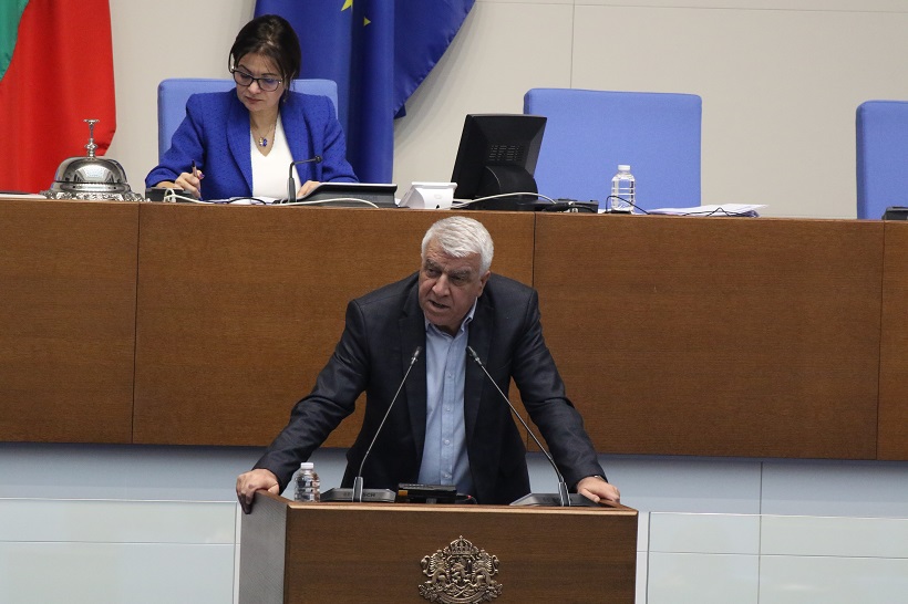 Проф. Румен Гечев: България подписва празен чек за машините „Страйкър“, пореден унизителен договор
