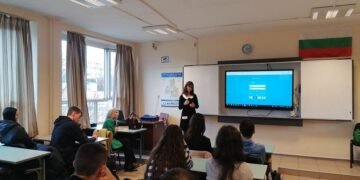 Ученици от специалност от Хуманитарната гимназия във Варна разисква формите на домашно насилие със съдии от Окръжния съд