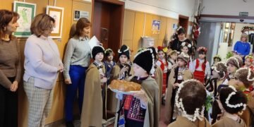 Стани ми, стане, Нине“, празнични наричания и детска глъчка огласиха Апелативния съд във Варна