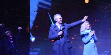 Кметът Благомир Коцев и министърът на туризма Зарица Динкова запалиха светлините на Коледната елха във Варна