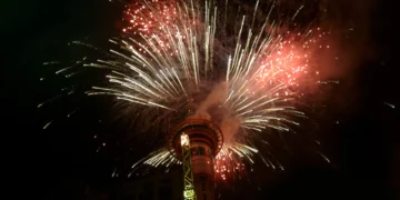 Нова Зеландия посрещна Нова година със заря от най-високата сграда в Южното полукълбо