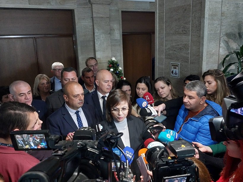 Нинова: Делят държавата на порции - като триглава ламя са отворили уста да я погълнат