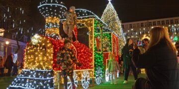 Палят светлините на градската елха навръх Никулден